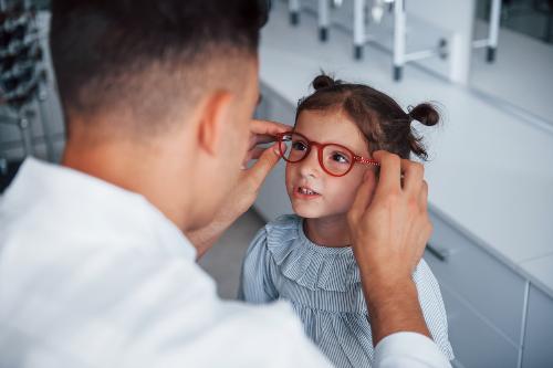 Should kids’ glasses be undercorrected?