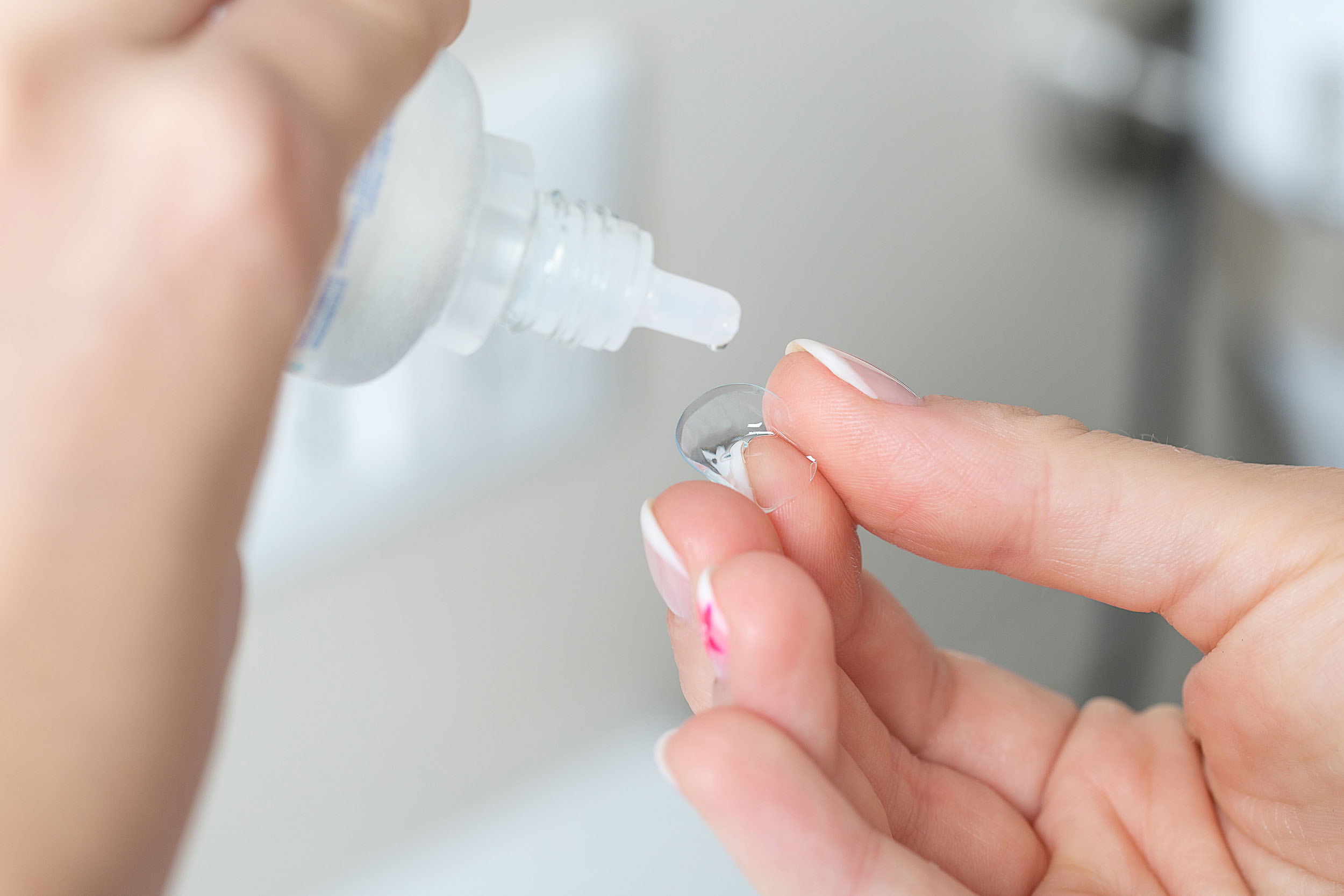 Cleaning soft contact lenses using multipurpose solution 