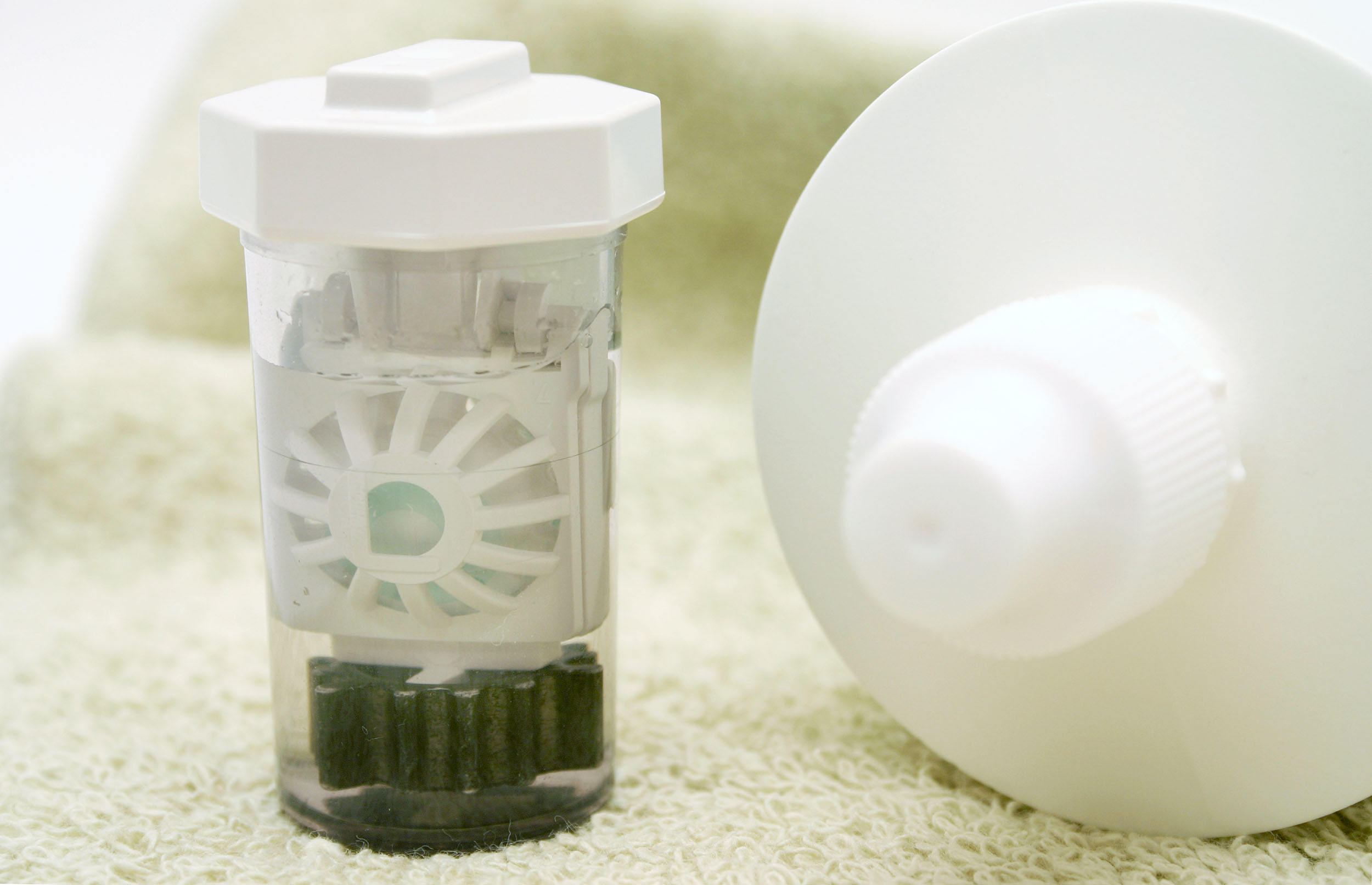 Cleaning soft or orthokeratology lenses using peroxide solution 