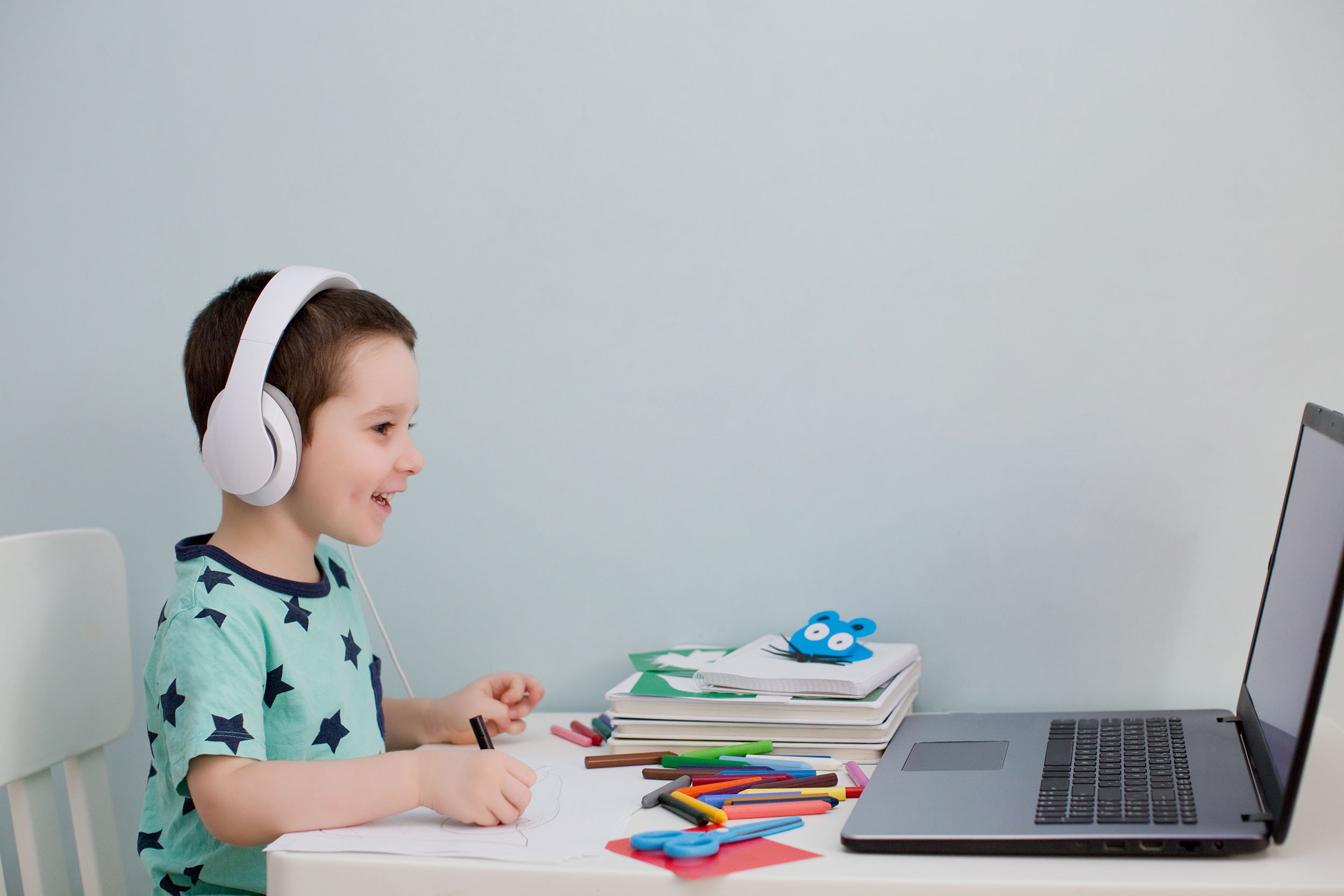 Maintain a healthy visual environment for children during COVID pandemic restrictions 